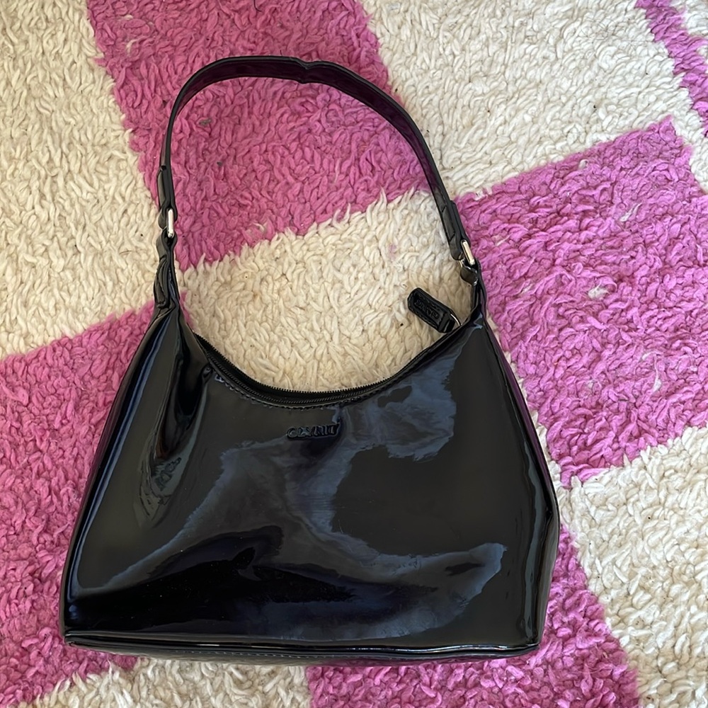 Glynit purse - shiny black with small scratch on the front!